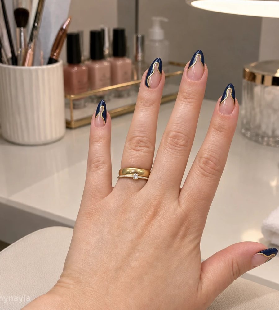 A mesma mão, mesmo anel e mesma bancada, com o design da referência aplicado nas unhas
